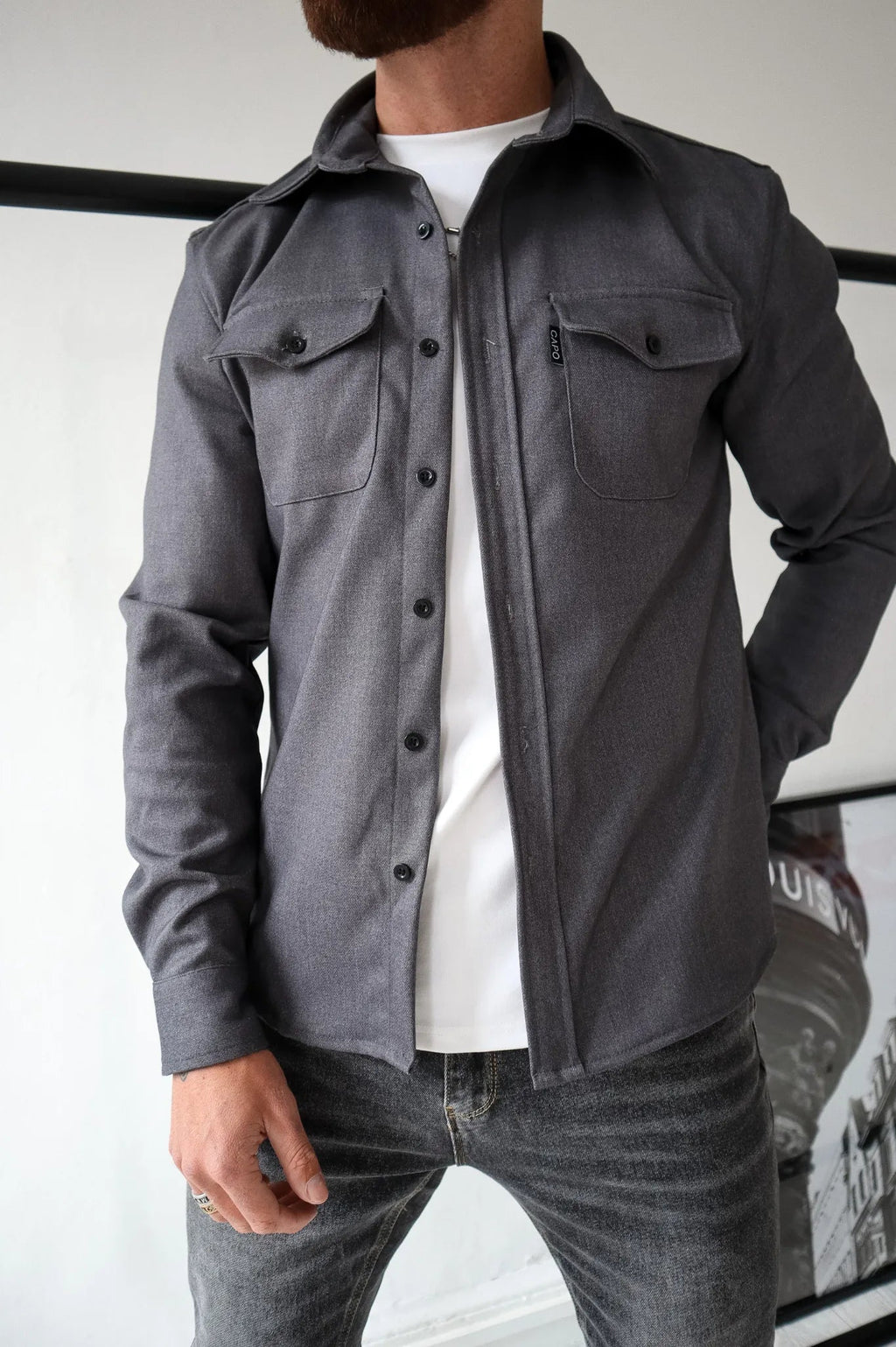 Sobrecamisa Bram en look casual de entretiempo