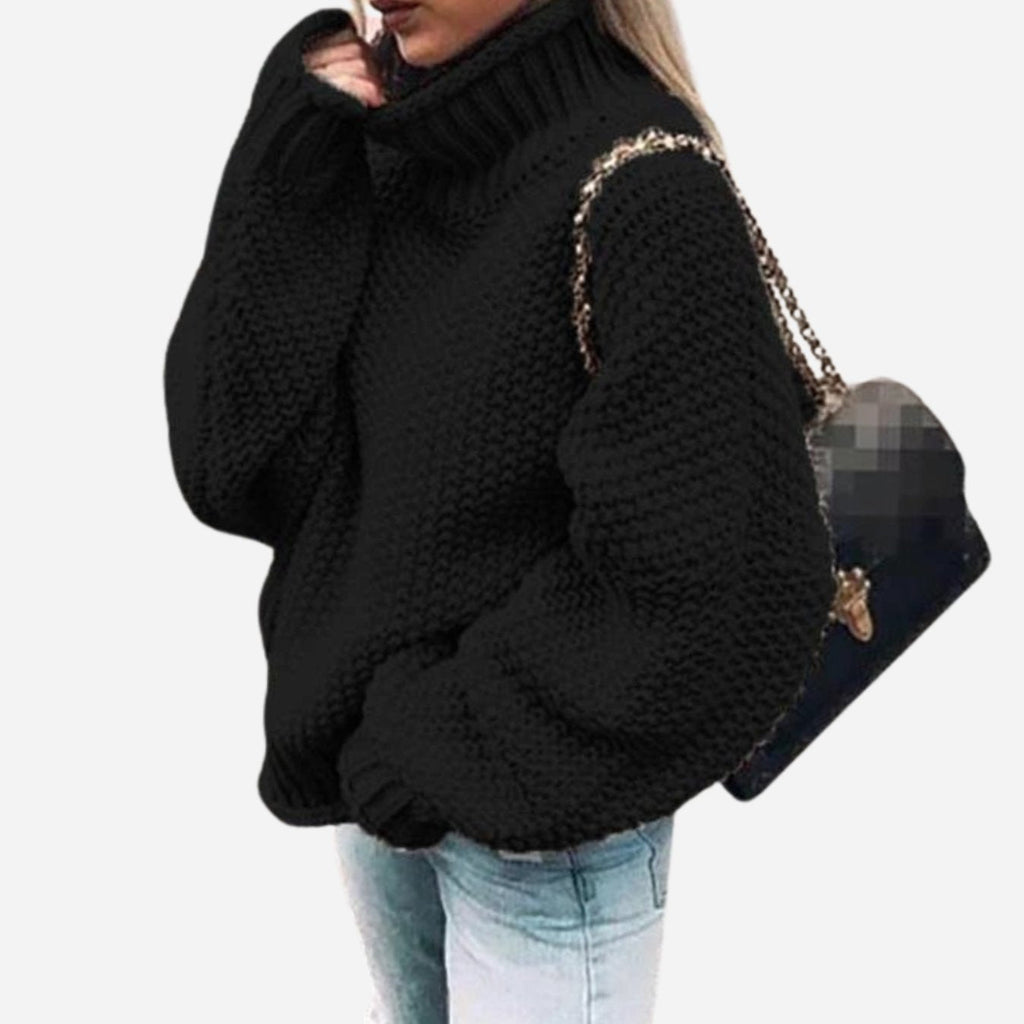 Jersey oversize de cuello alto combinado con vaqueros para look casual