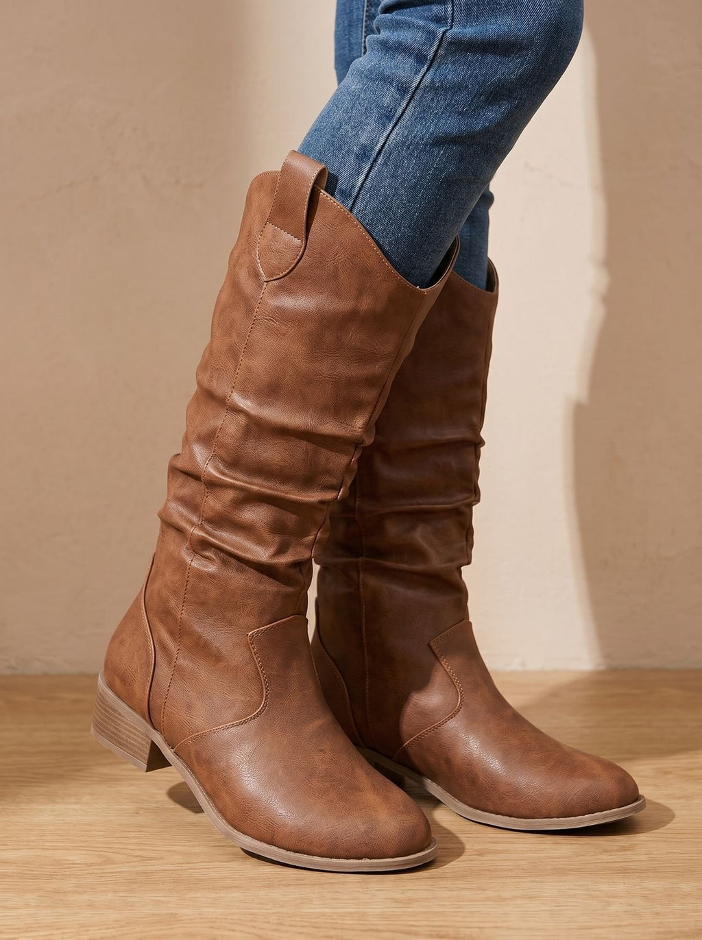 Botas altas western de caña ancha BRENNIKA en color marrón claro para mujer