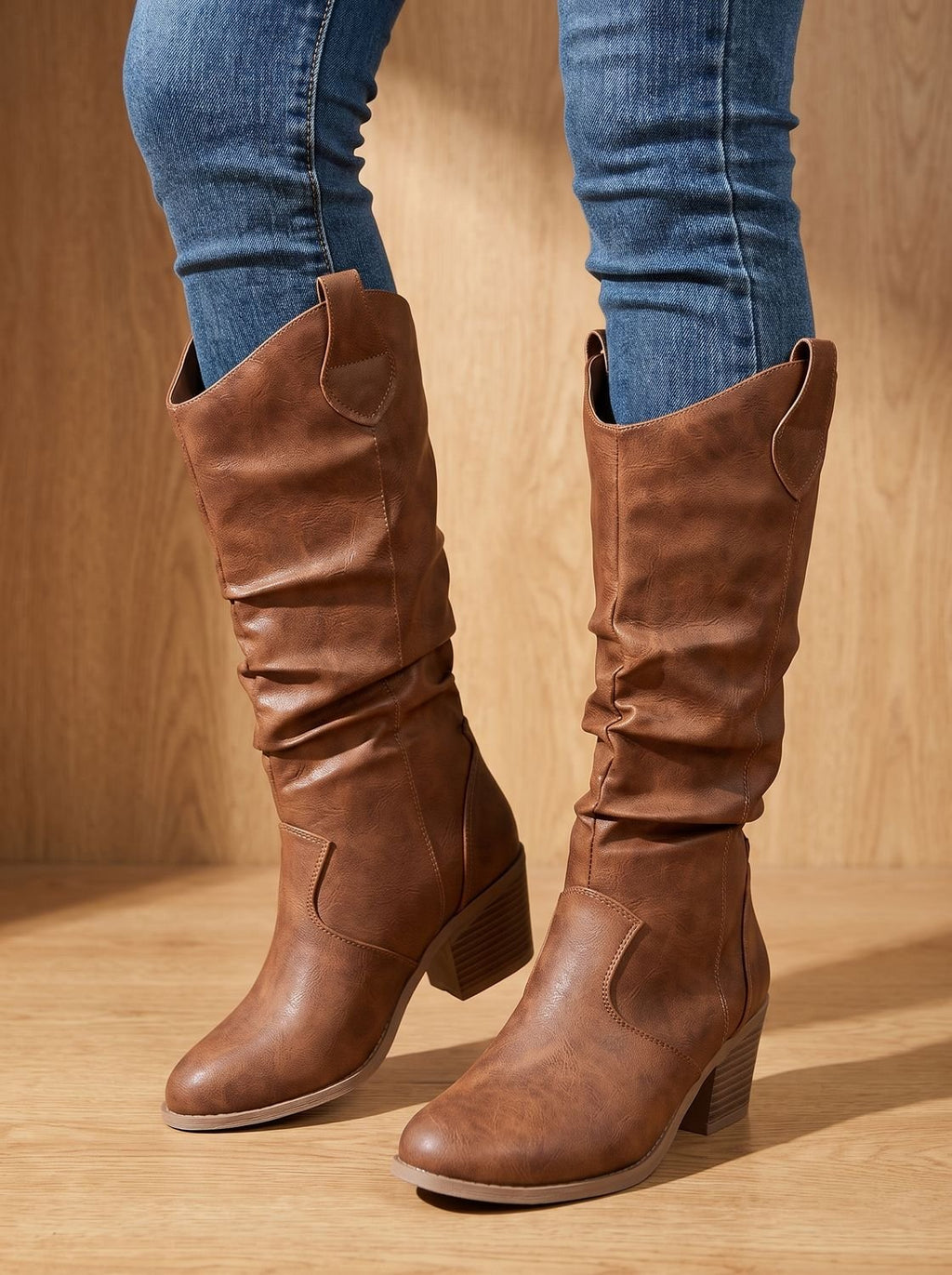 Botas BRENNIKA en color beige combinadas con look casual de otoño
