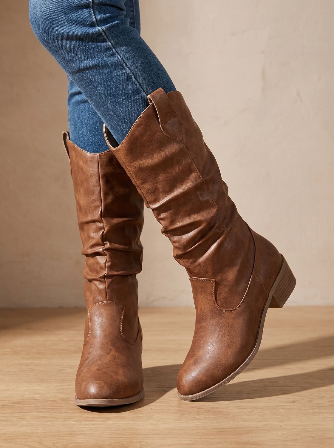 Botas BRENNIKA en negro, estilo western, con caña ancha para mujer