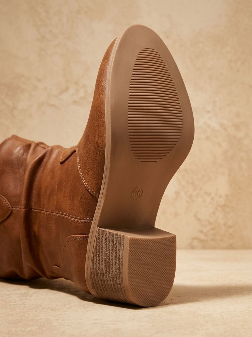 Detalle del tacón plano de las botas altas BRENNIKA