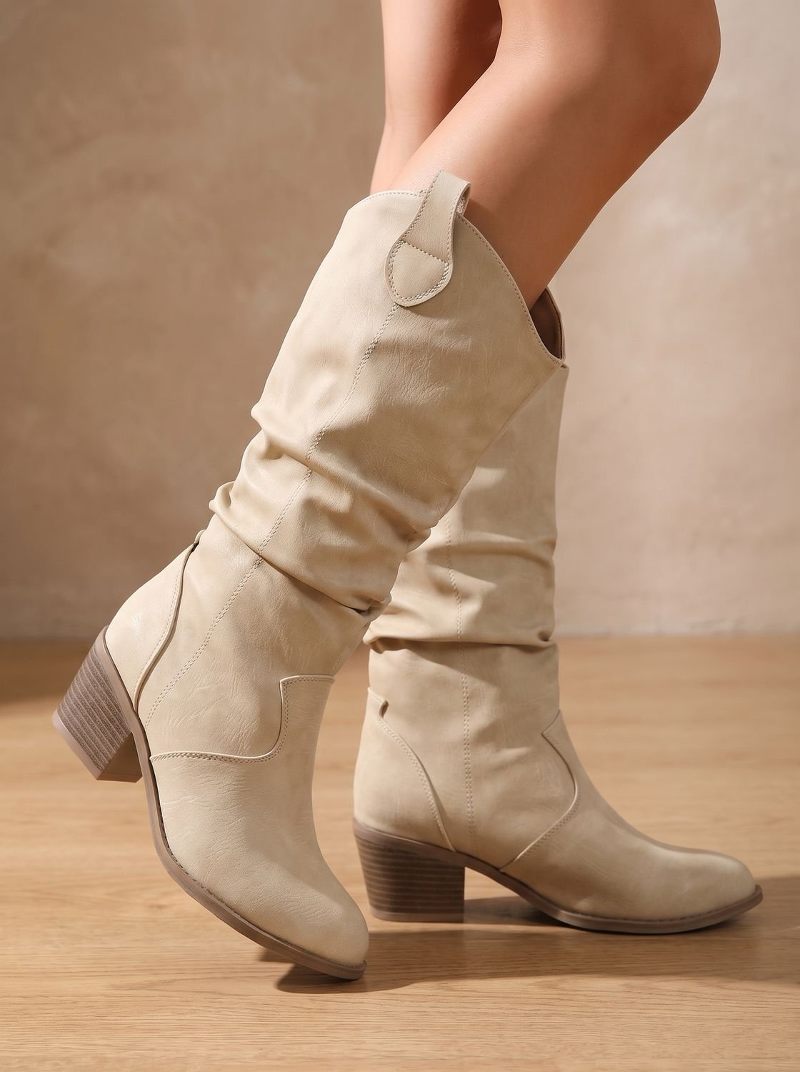 Botas BRENNIKA combinadas con vaqueros ajustados estilo western
