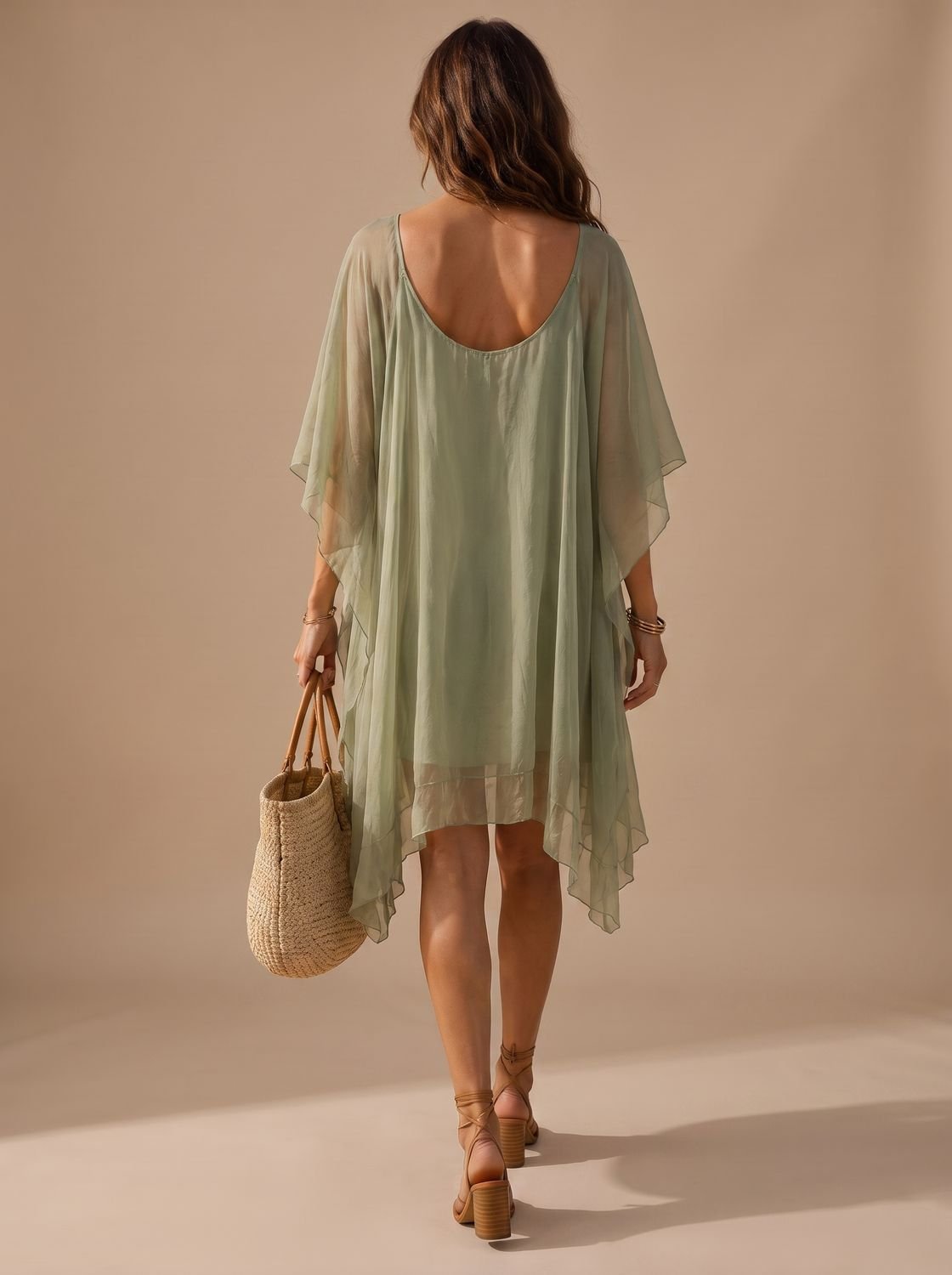 Detalle del escote en V con encaje del vestido cover-up de playa