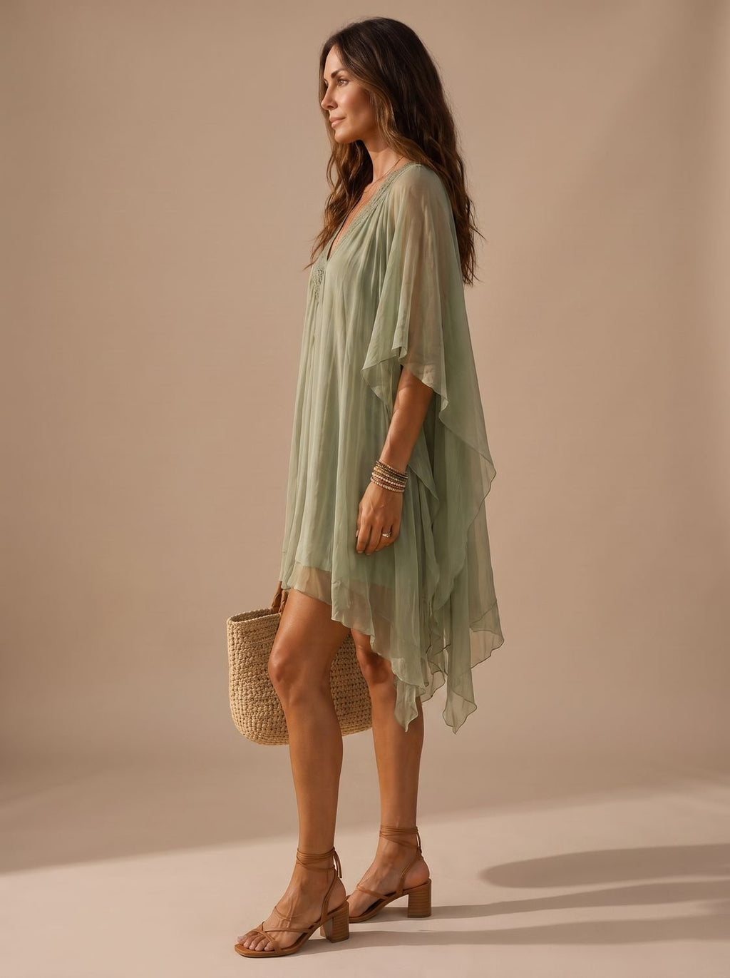 Vestido boho de gasa con mangas de vuelo y bajo irregular, vista completa