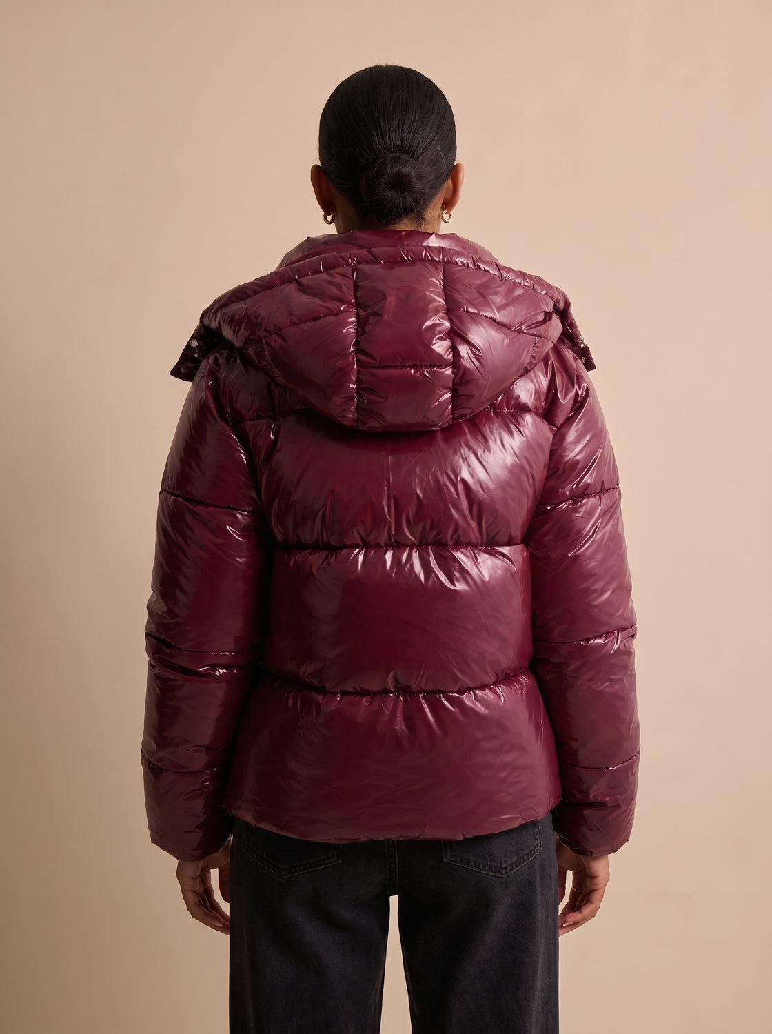 Plumífero acolchado con capucha combinado con look casual de invierno