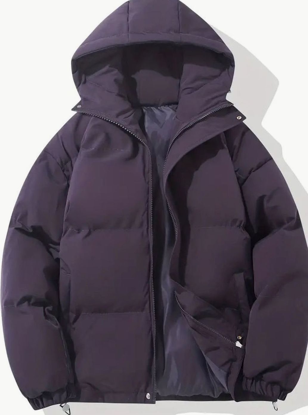 Vista frontal del chaquetón acolchado con cremallera y puños elásticos