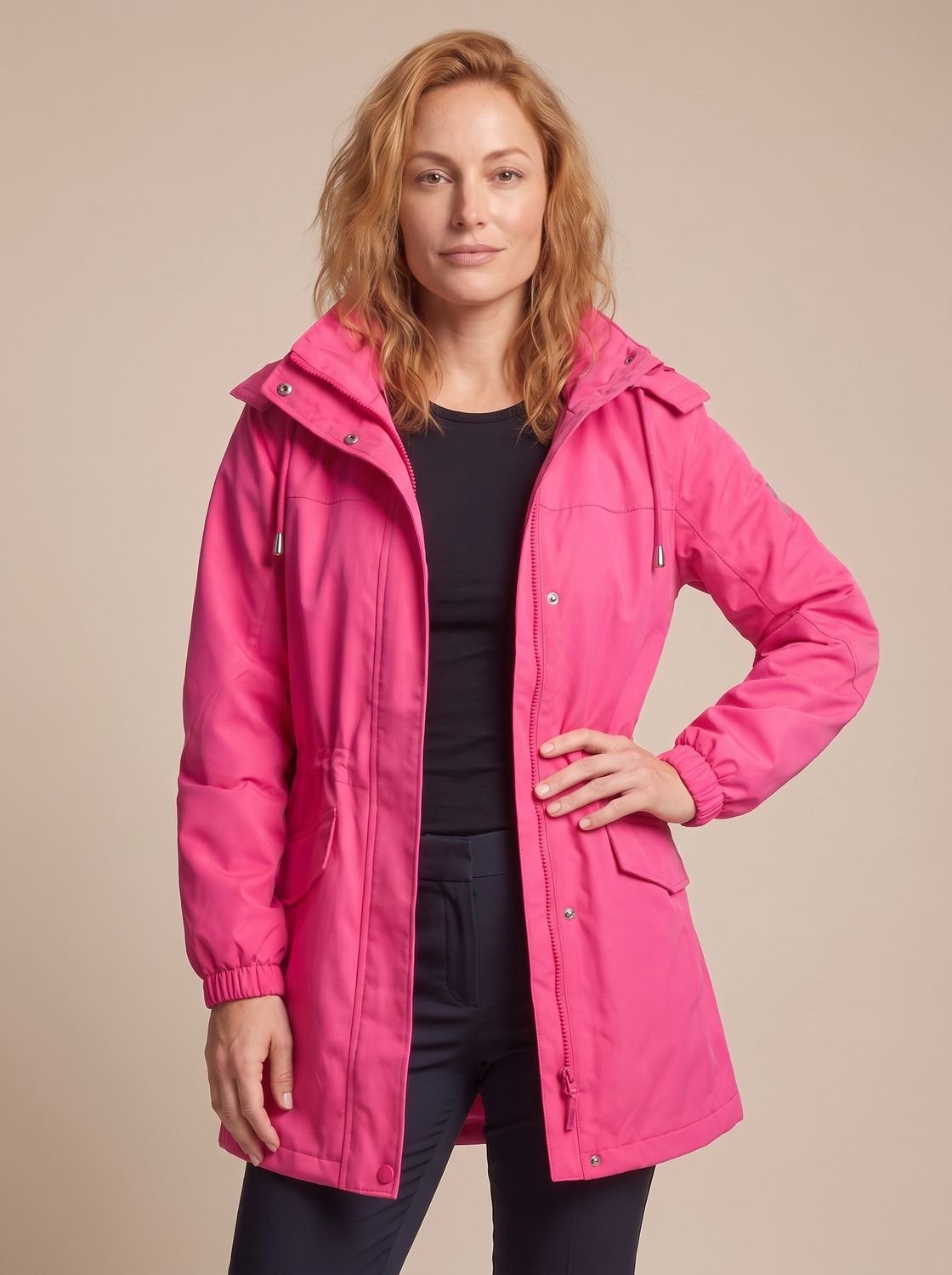 Detalle de la capucha con cordón ajustable de la parka impermeable