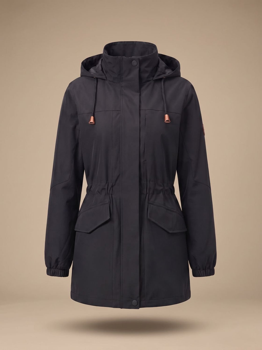 Parka con capucha combinada con look casual urbano