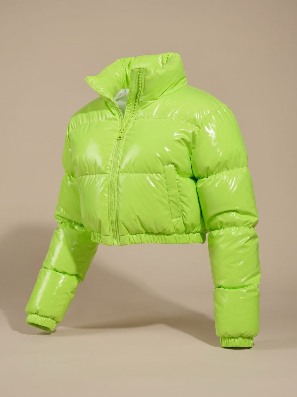 Detalle del acabado brillante de la chaqueta puffer cropped