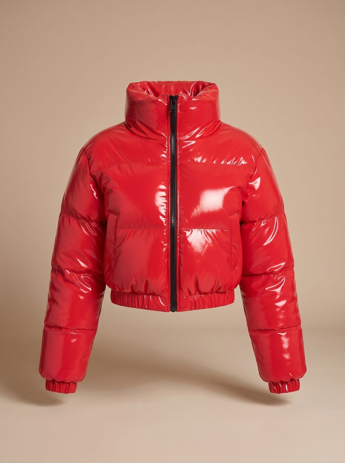 Mujer con chaqueta acolchada corta y cuello alto en look invernal