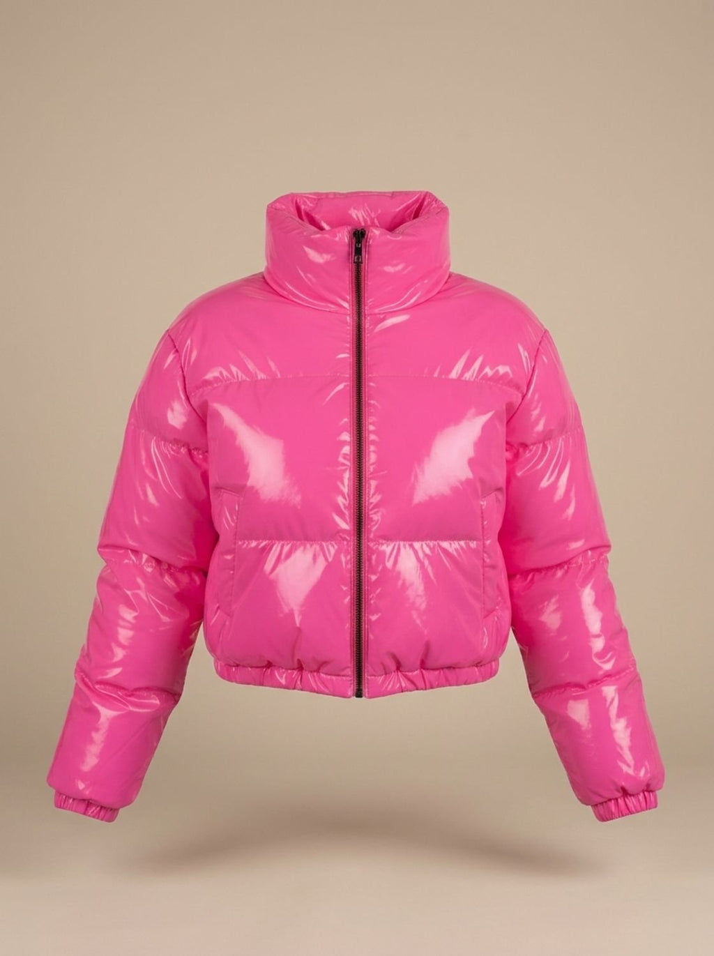 Chaqueta puffer cropped combinada con look casual de invierno