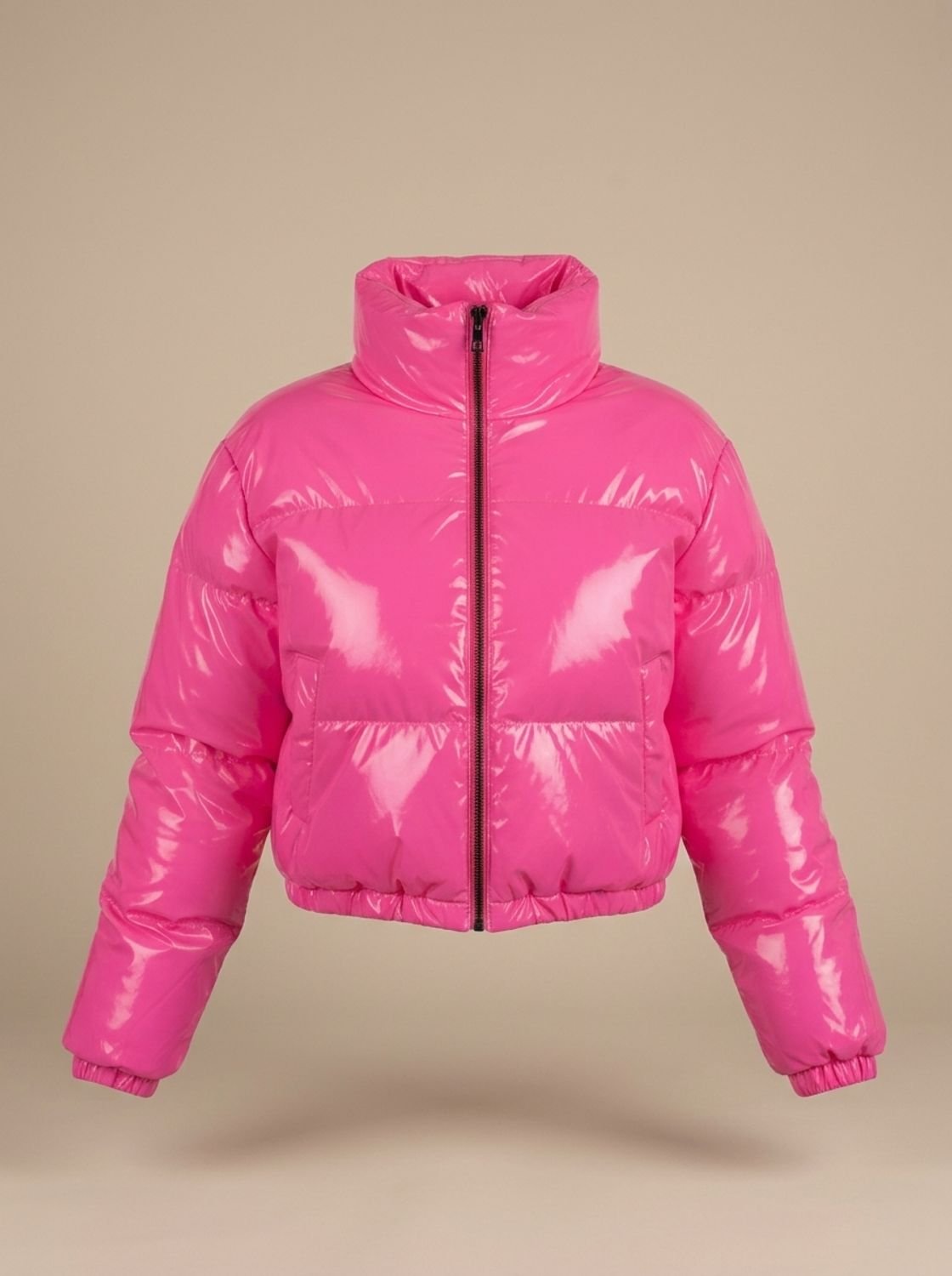 Chaqueta puffer cropped combinada con look casual de invierno