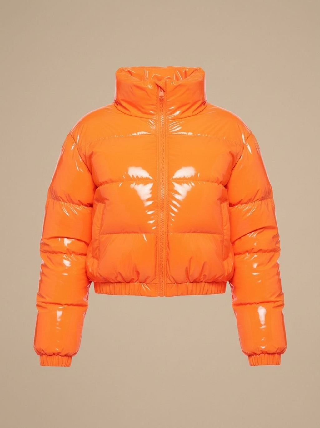 Vista frontal de la chaqueta acolchada brillante con cremallera