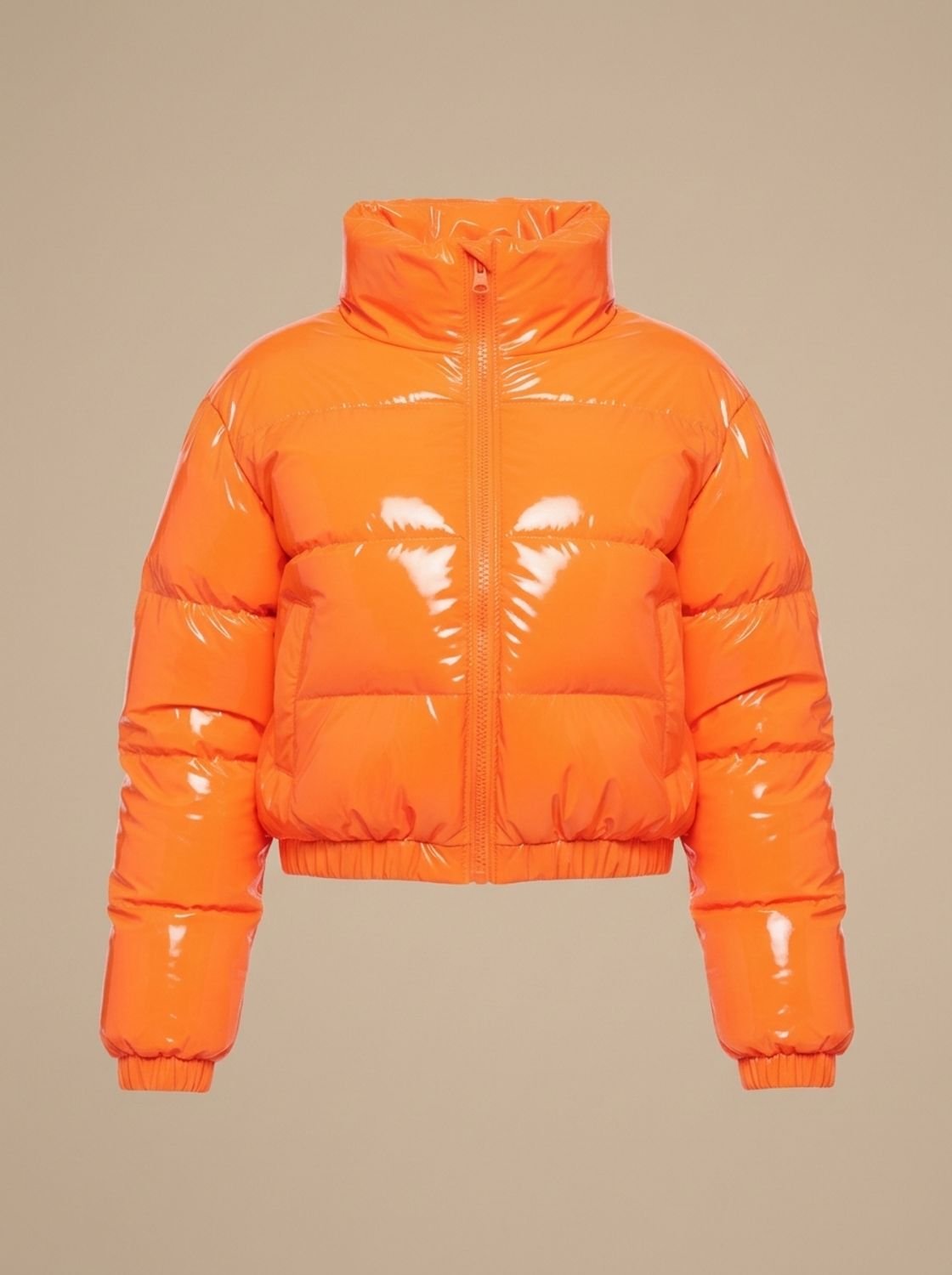 Vista frontal de la chaqueta acolchada brillante con cremallera