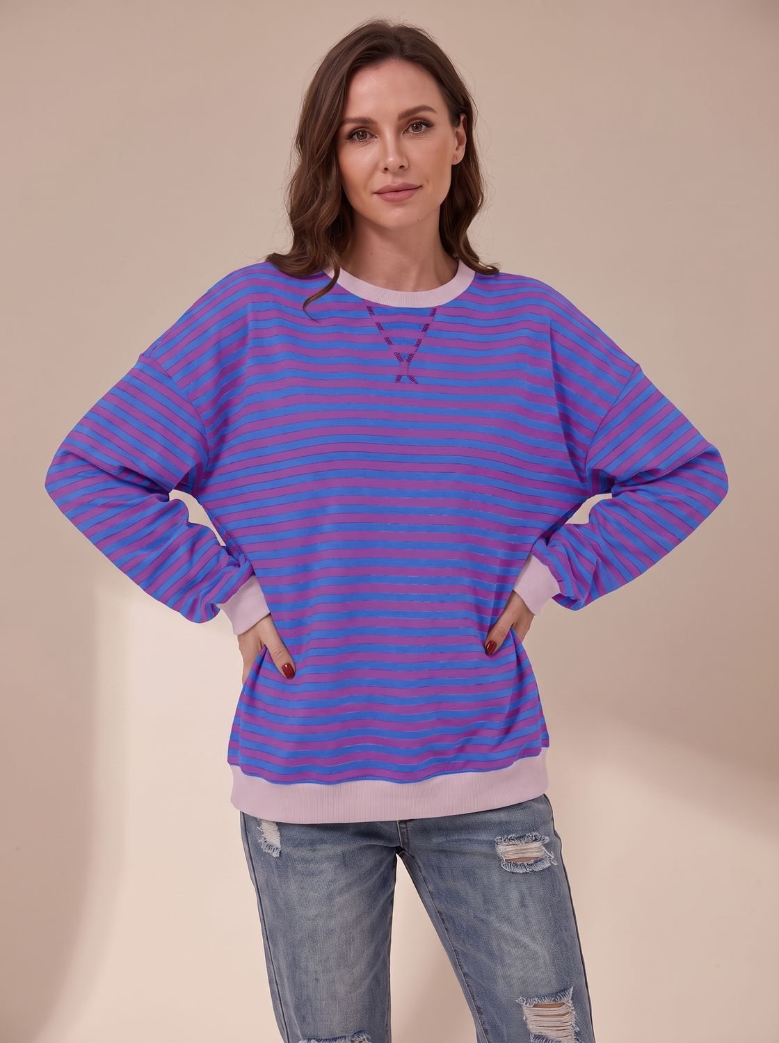 Detalle de la tela y las rayas retro de la sudadera BRIZEL