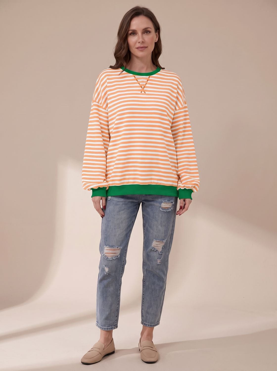 Vista trasera de la sudadera oversize de cuello redondo