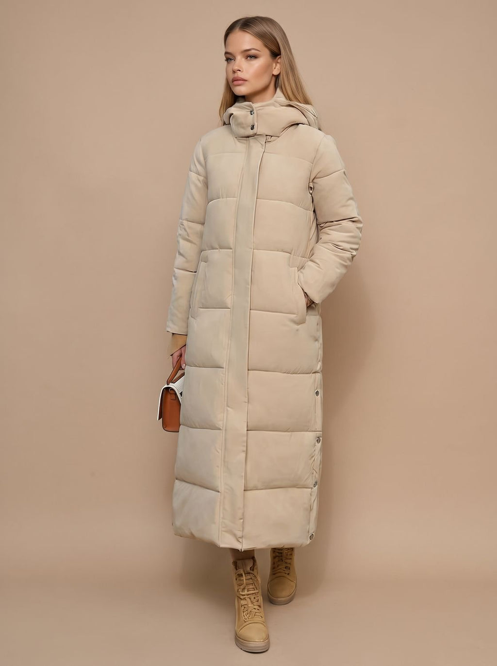 Mujer con abrigo largo acolchado con capucha en look urbano de invierno