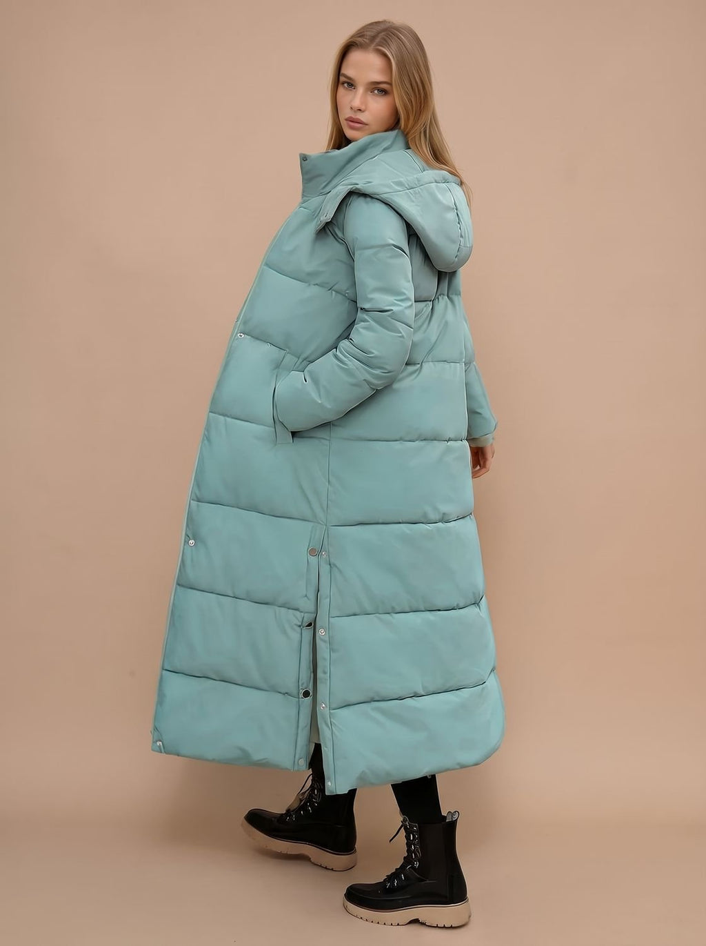 Abrigo largo acolchado con capucha combinado con pantalón y botines