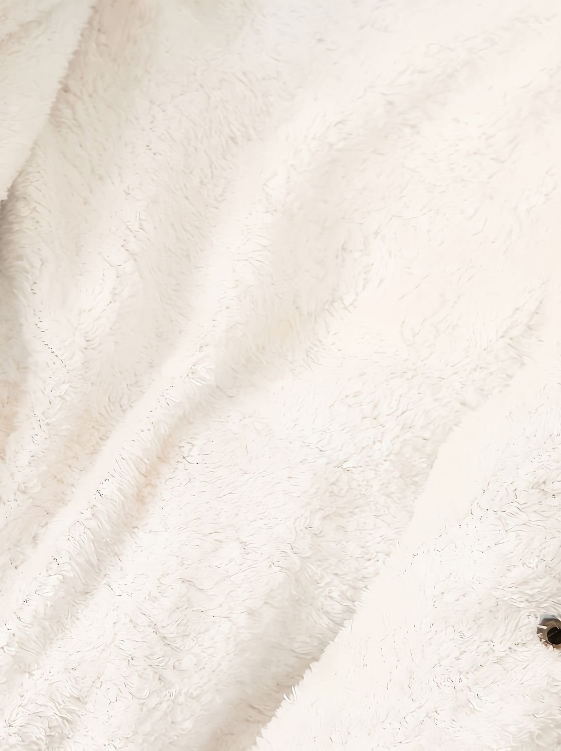 Detalle de los acabados y costuras de la parka de invierno BRUMALYS