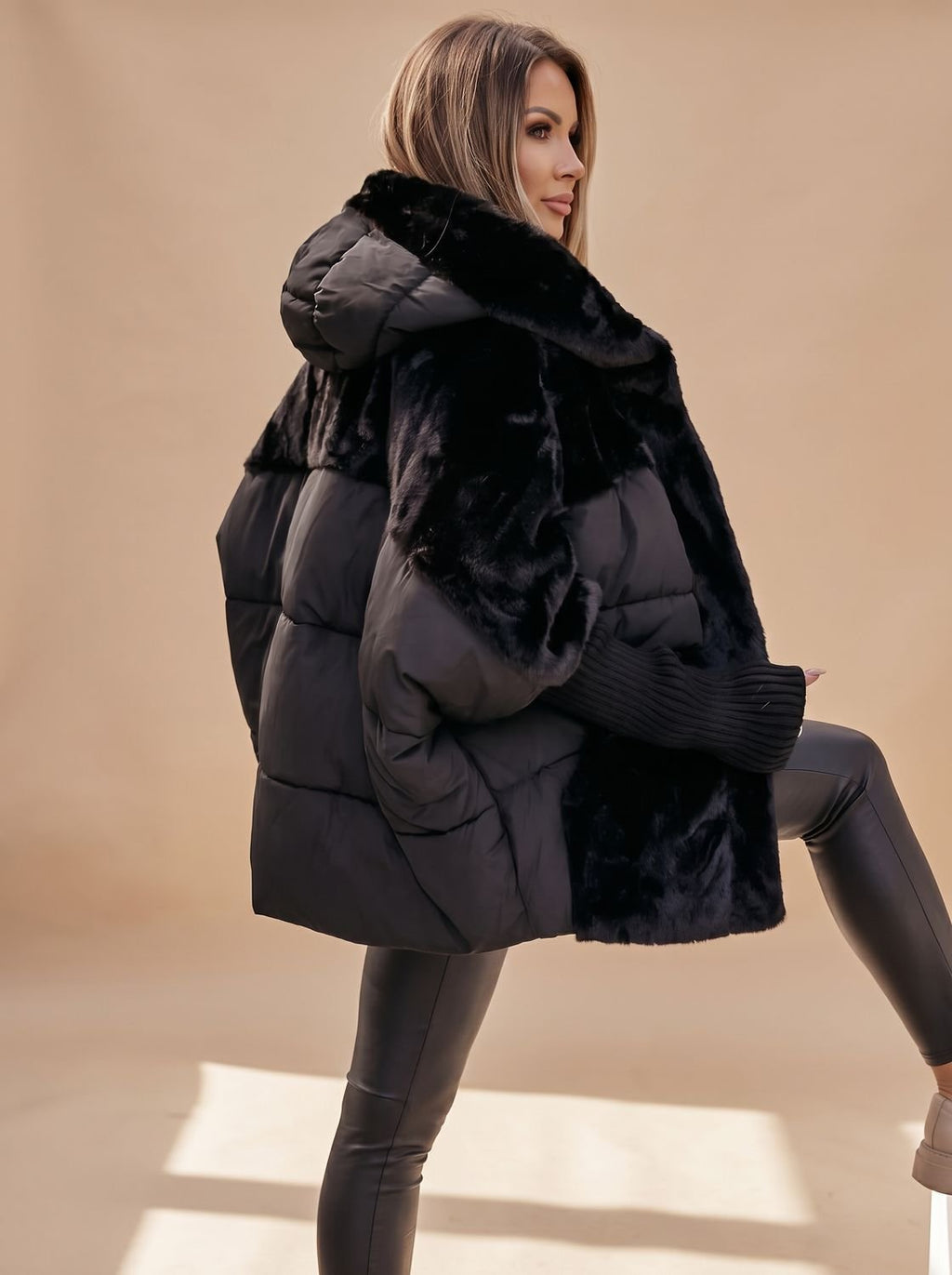 Mujer con abrigo acolchado con capucha de pelo sintético en look de invierno