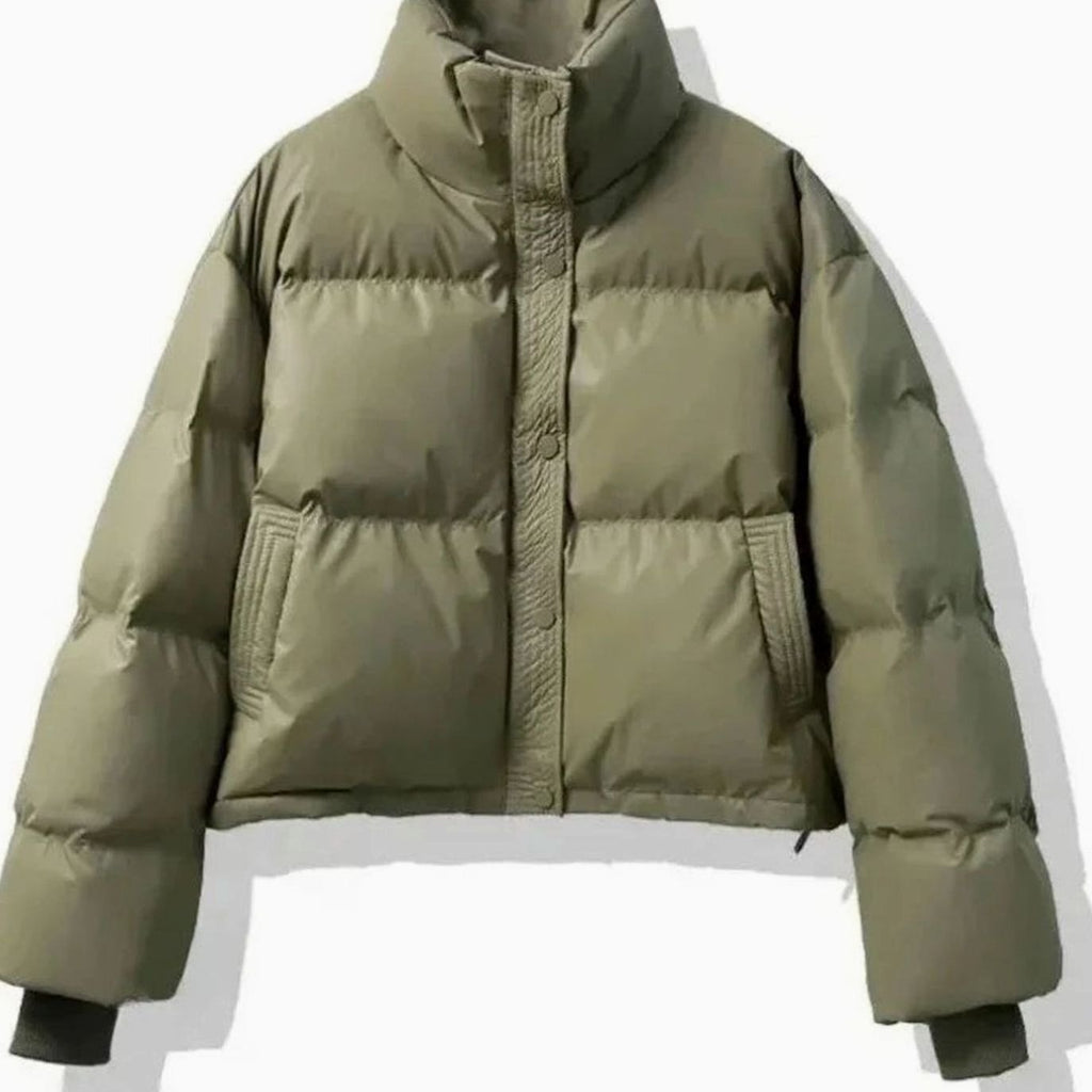 Modelo luciendo la chaqueta acolchada corta en ambiente urbano de invierno