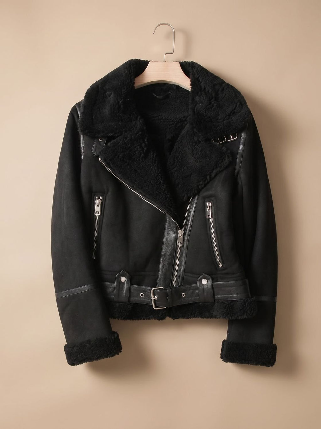 Detalle del forro de borreguito en cuello y puños de la cazadora biker