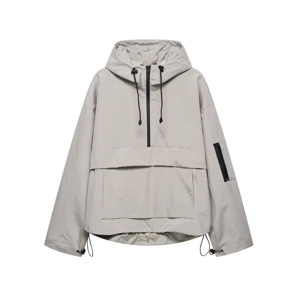 Detalle de la capucha funcional de la chaqueta de invierno para mujer