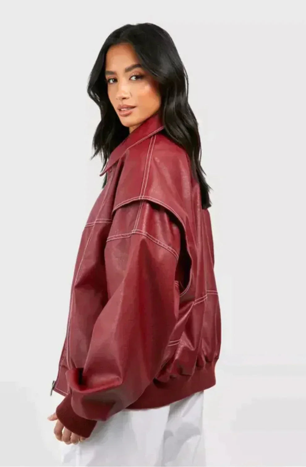 Modelo luciendo la chaqueta bomber oversize Bruna