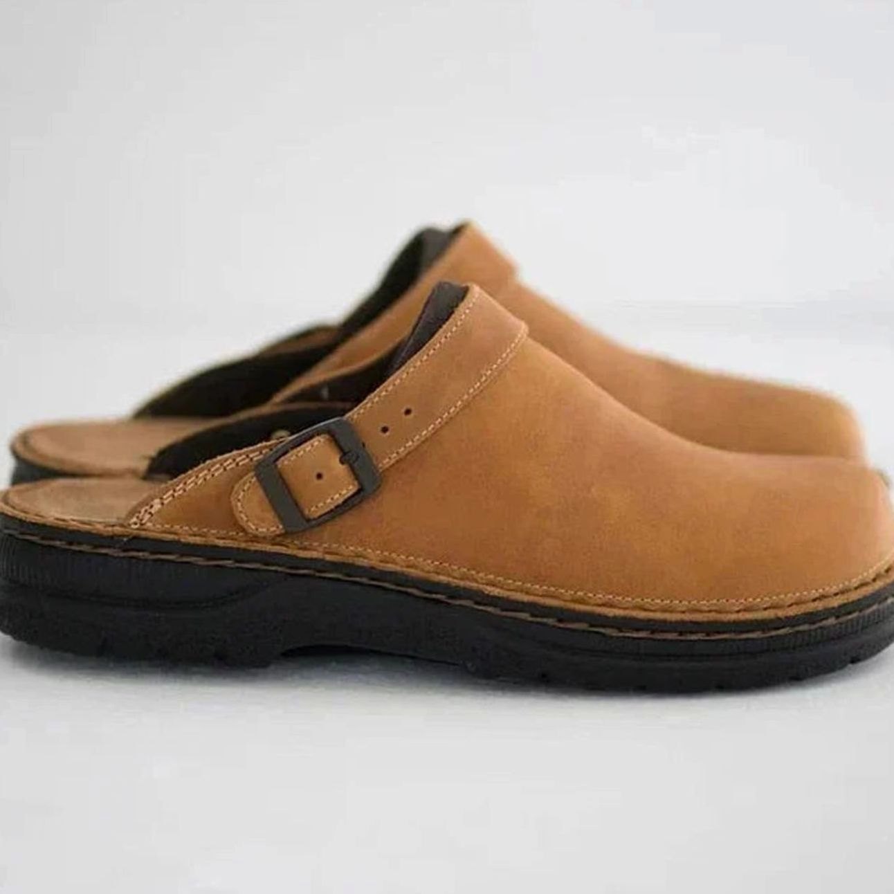 Zuecos ortopédicos de piel Bruno para hombre con hebilla lateral