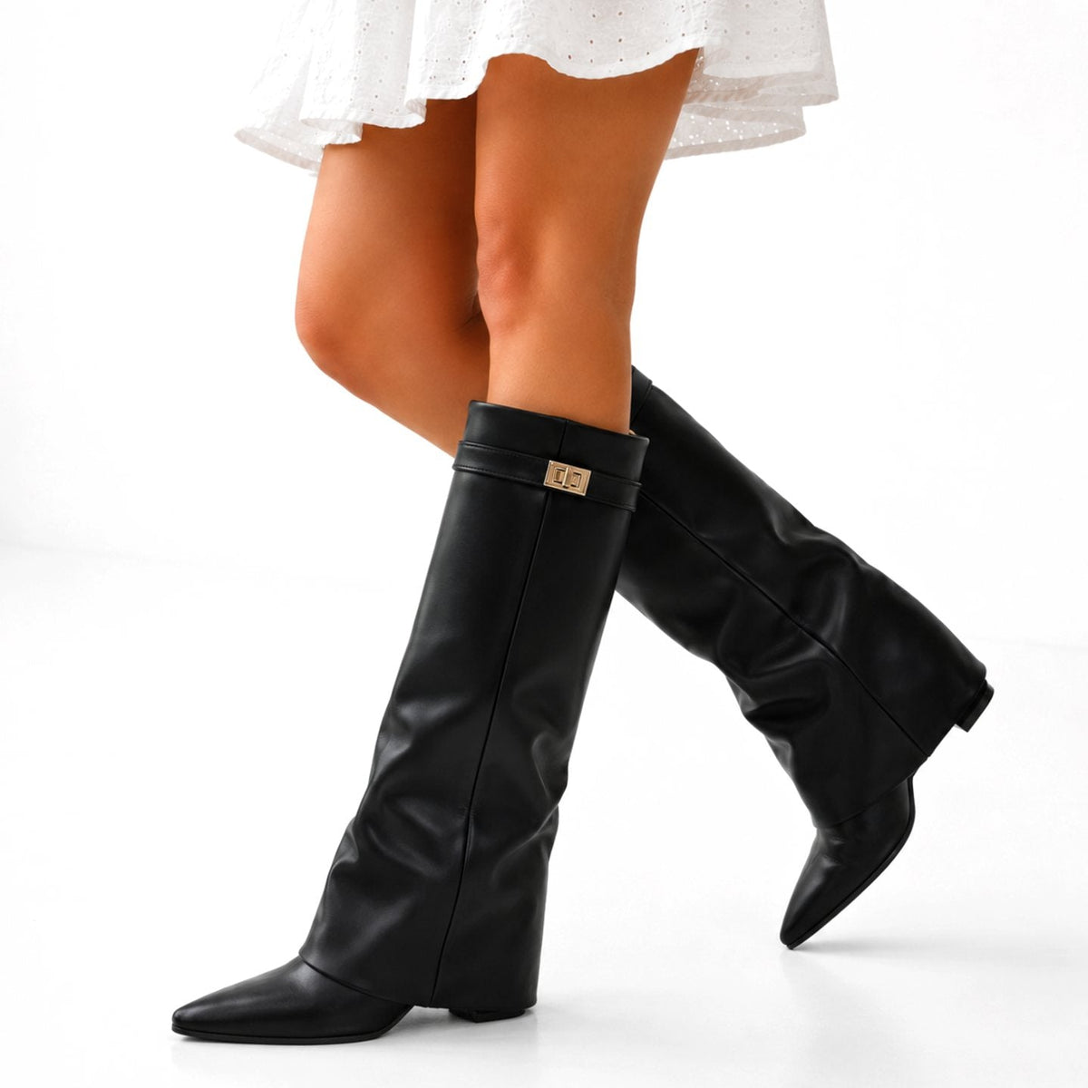 Botas altas de piel vegana negras con punta fina y herraje dorado en la caña