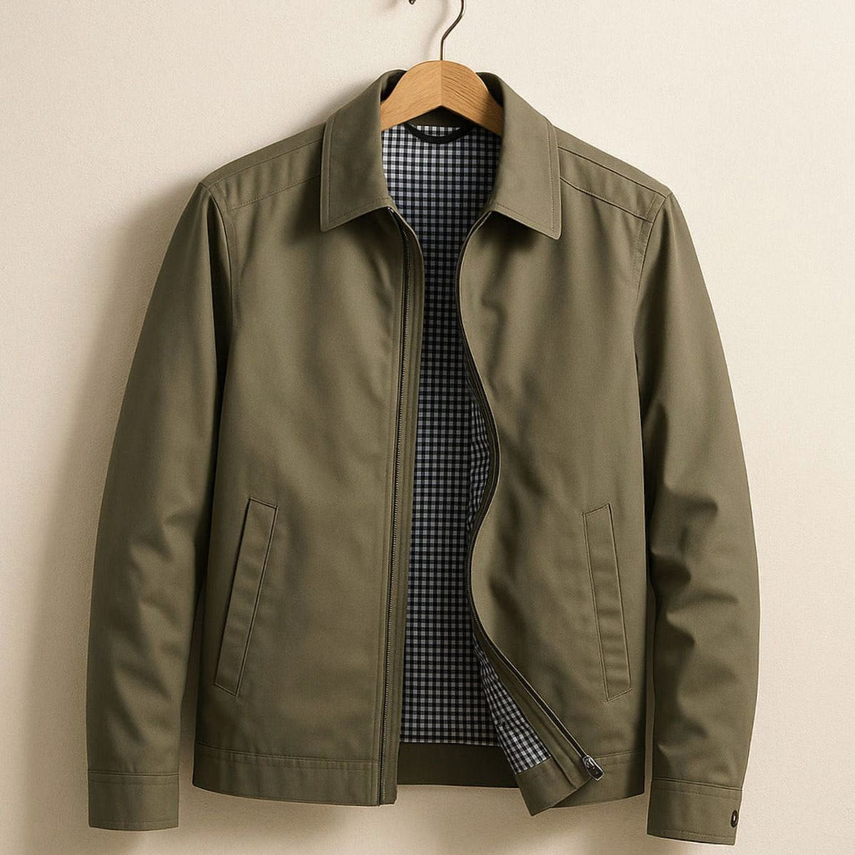 Vista frontal de la chaqueta Harrington con cierre de cremallera