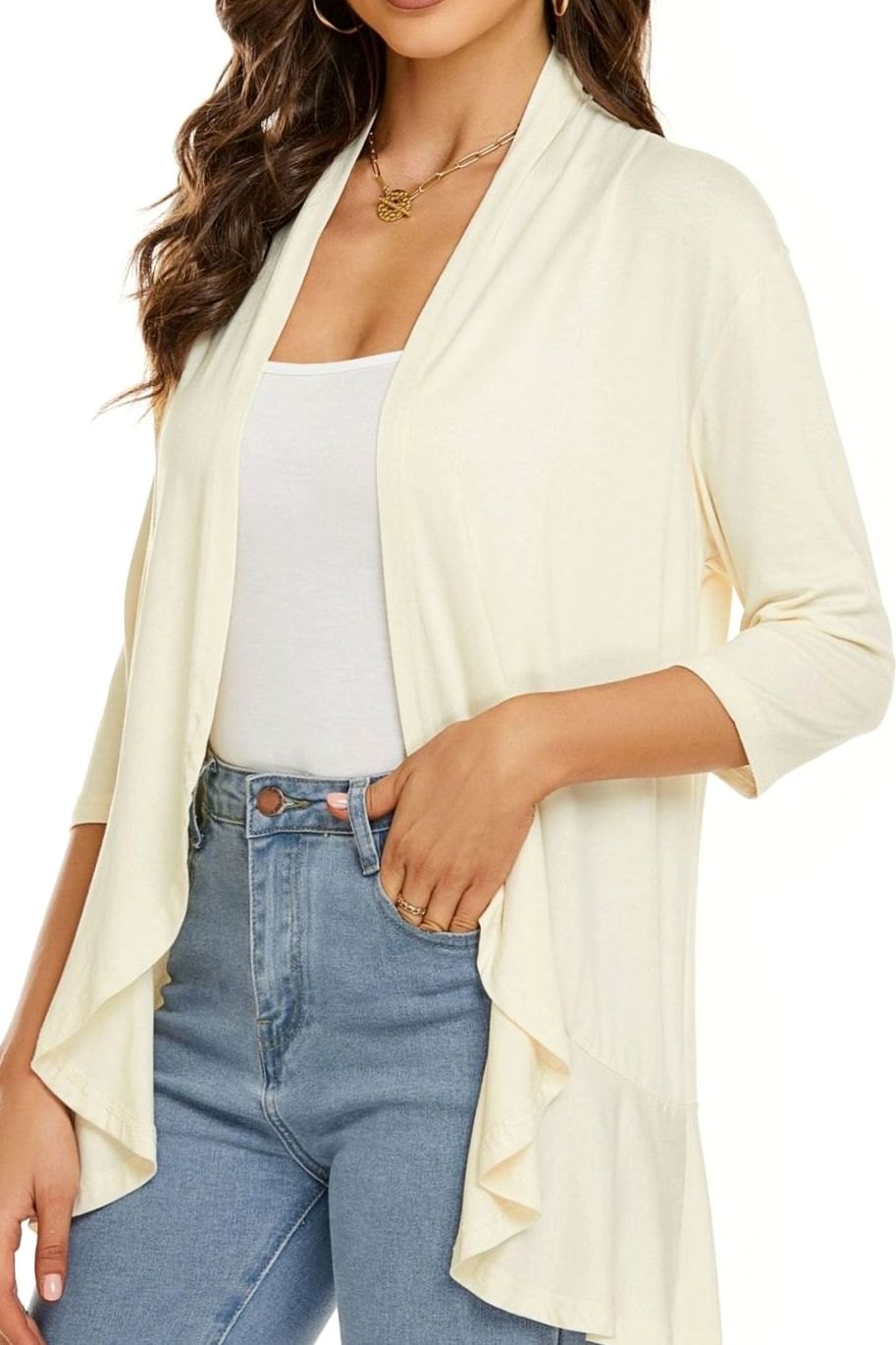 Detalle del hombro y caída del cárdigan abierto