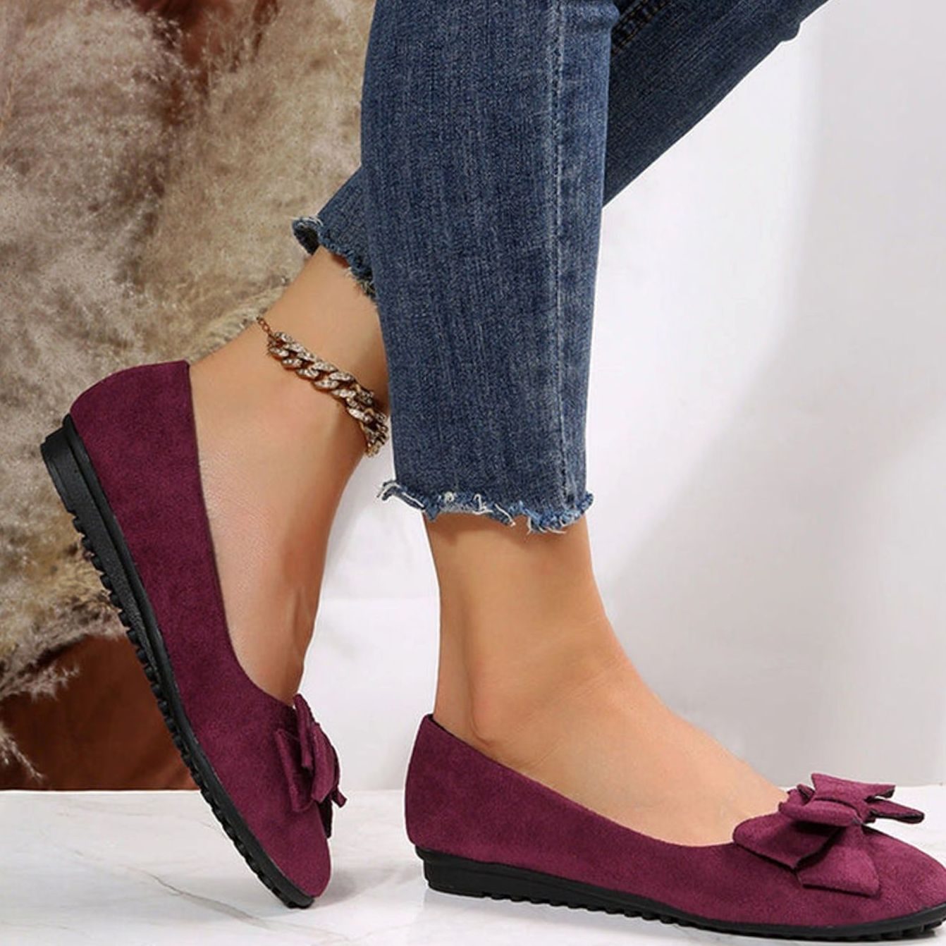 Mujer caminando cómodamente con las bailarinas slip-on Camille