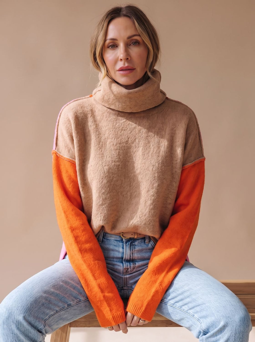 Jersey de punto holgado con diseño color block visto de frente