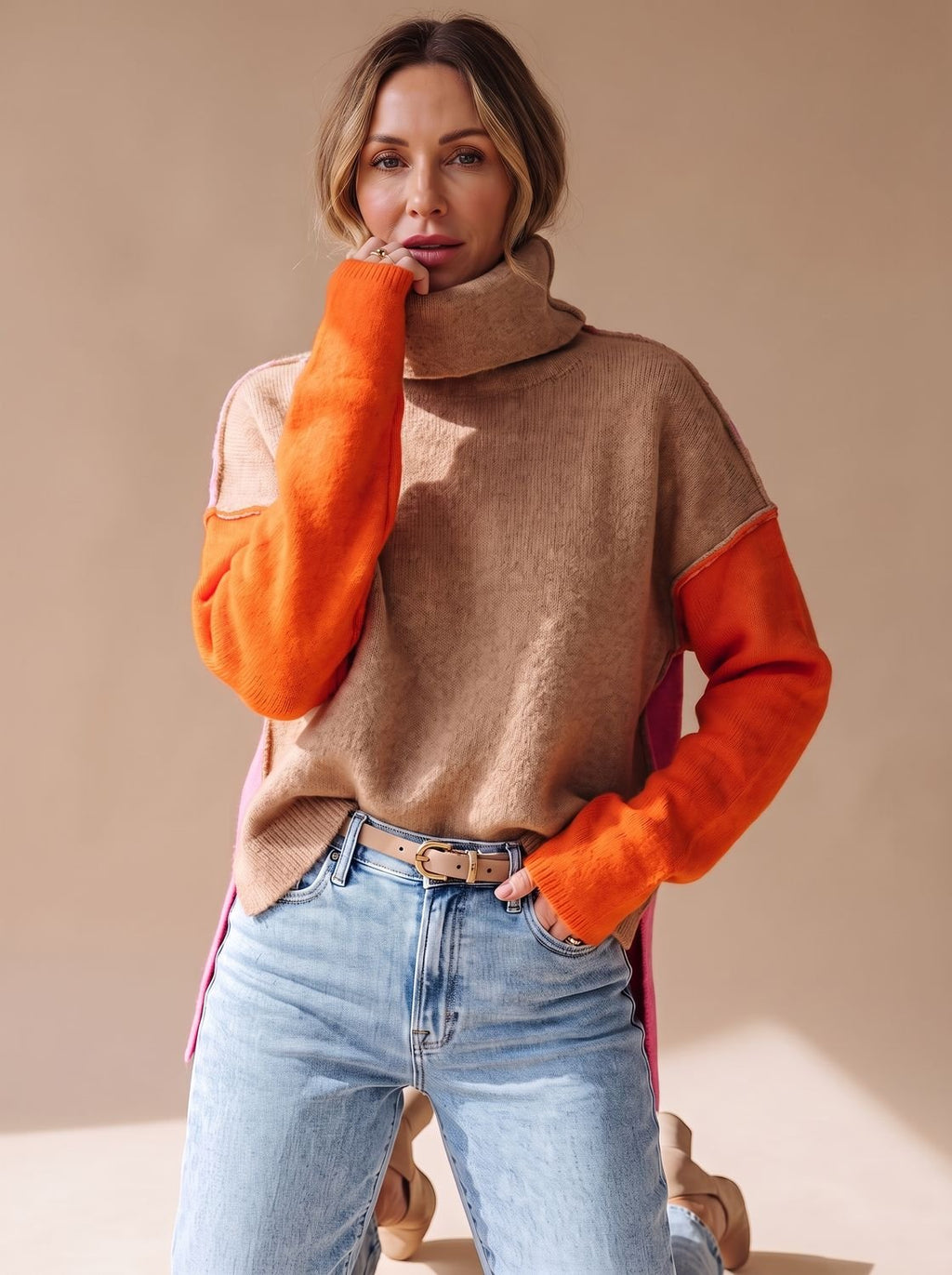 Jersey color block combinado con vaqueros para un look casual
