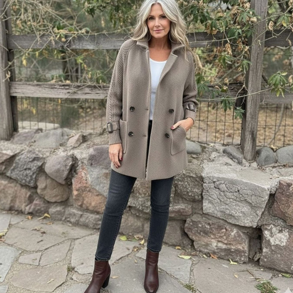 Abrigo cruzado de mujer Charlotte con mangas de punto acanalado en color taupe