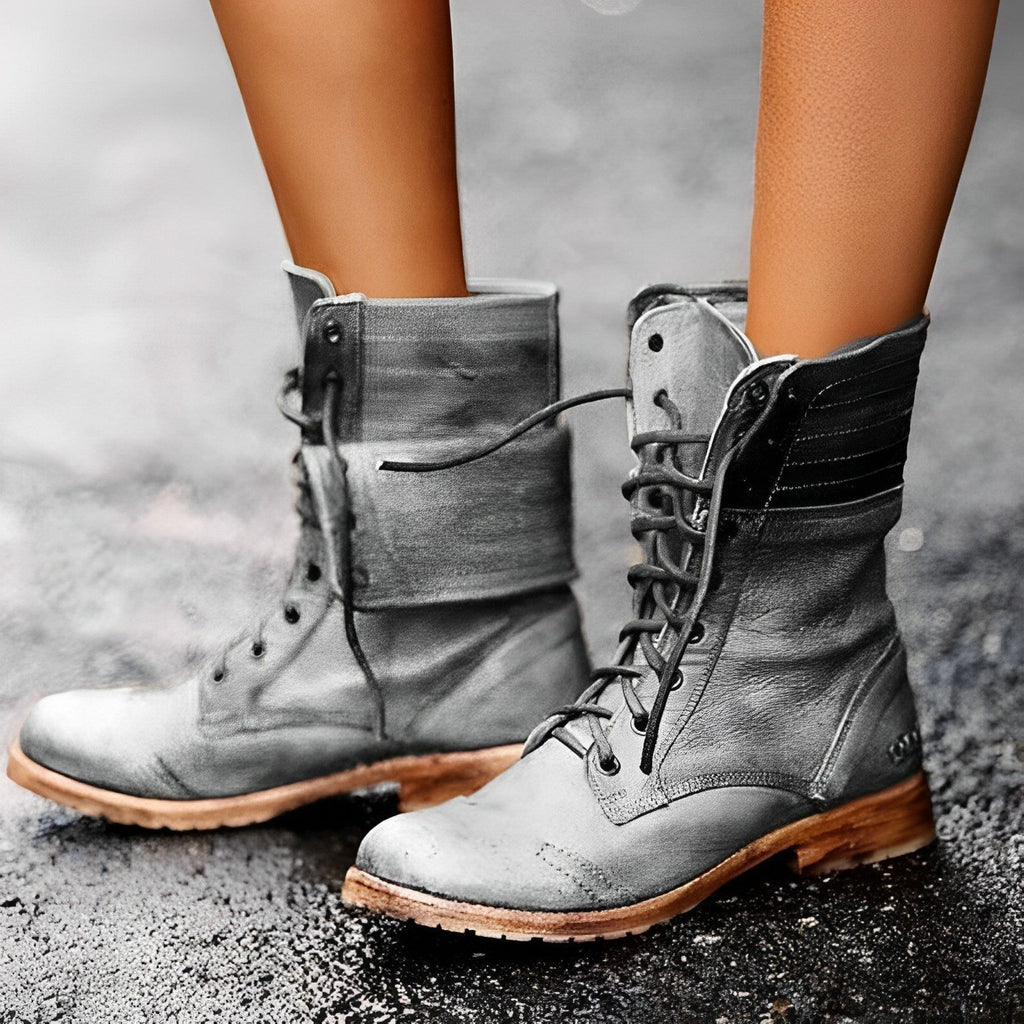 Botas Clara combinadas con vaqueros en look casual urbano