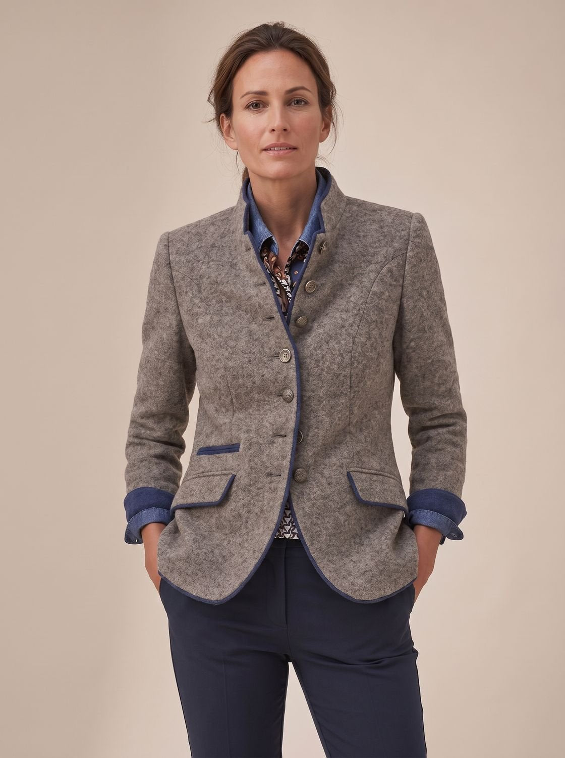 Detalle del cuello alto estructurado con vivos de contraste del cárdigan tipo blazer