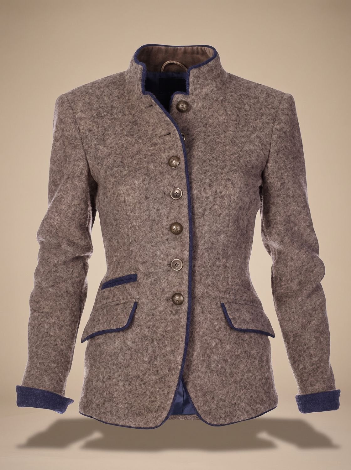 Cárdigan combinado con vestido formal para una ocasión especial