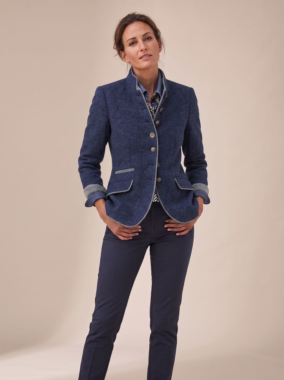 Cárdigan de mujer con botonadura y cuello alto en distintos colores disponibles