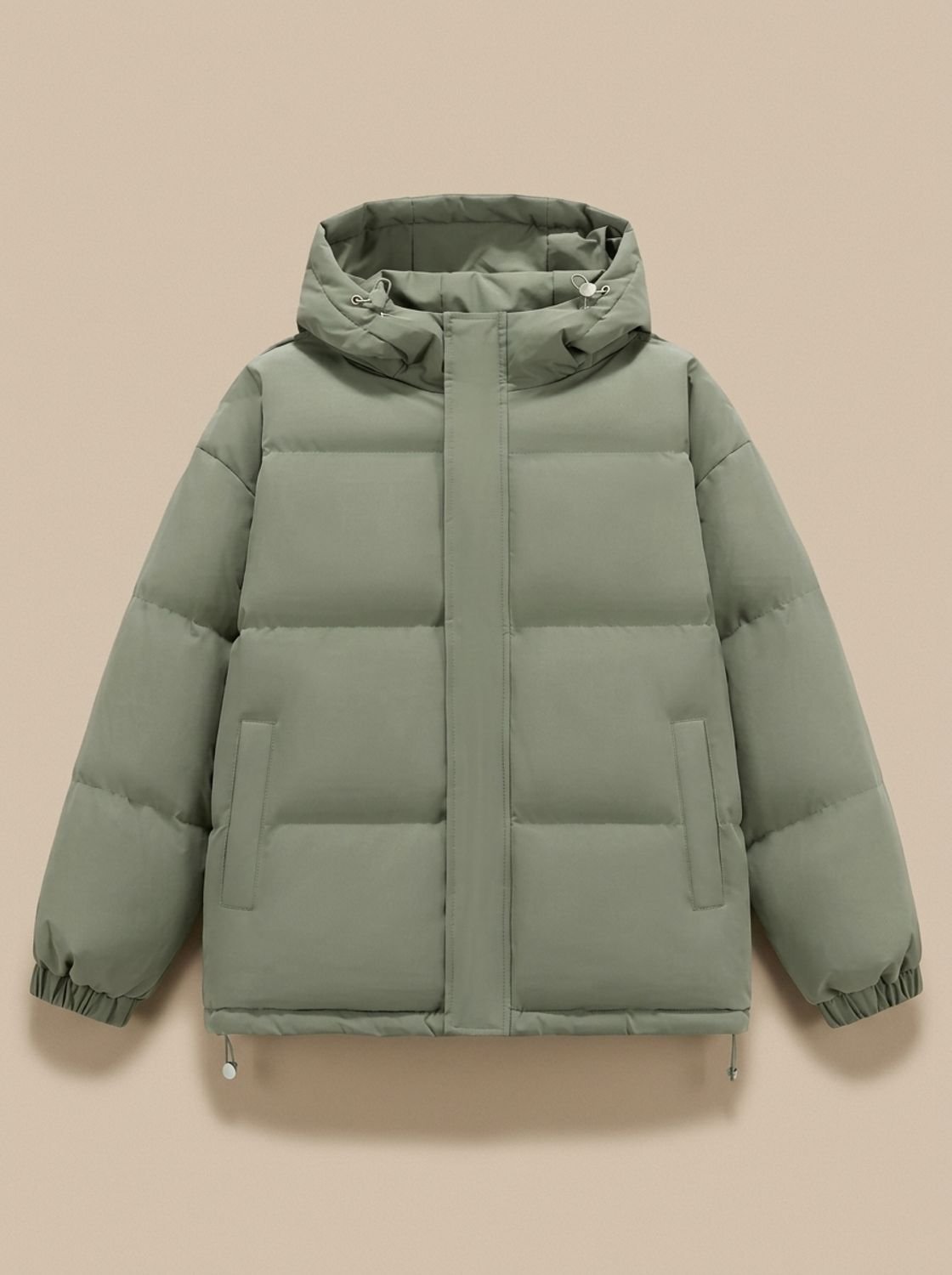 Chaqueta acolchada con capucha combinada con look urbano casual