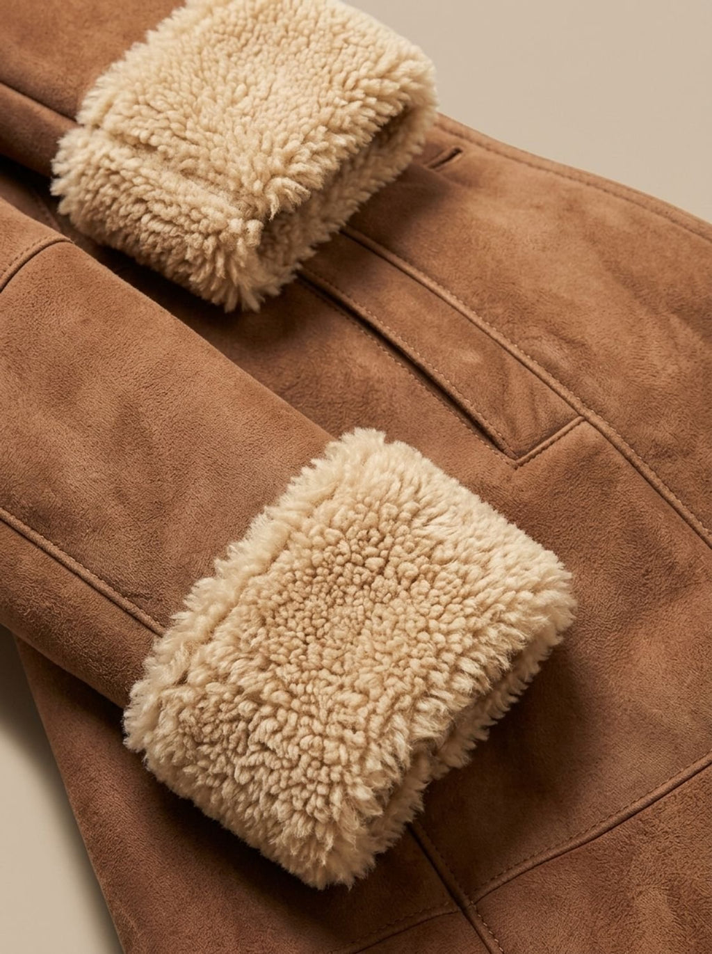 Abrigo largo de invierno con forro shearling visto desde atrás
