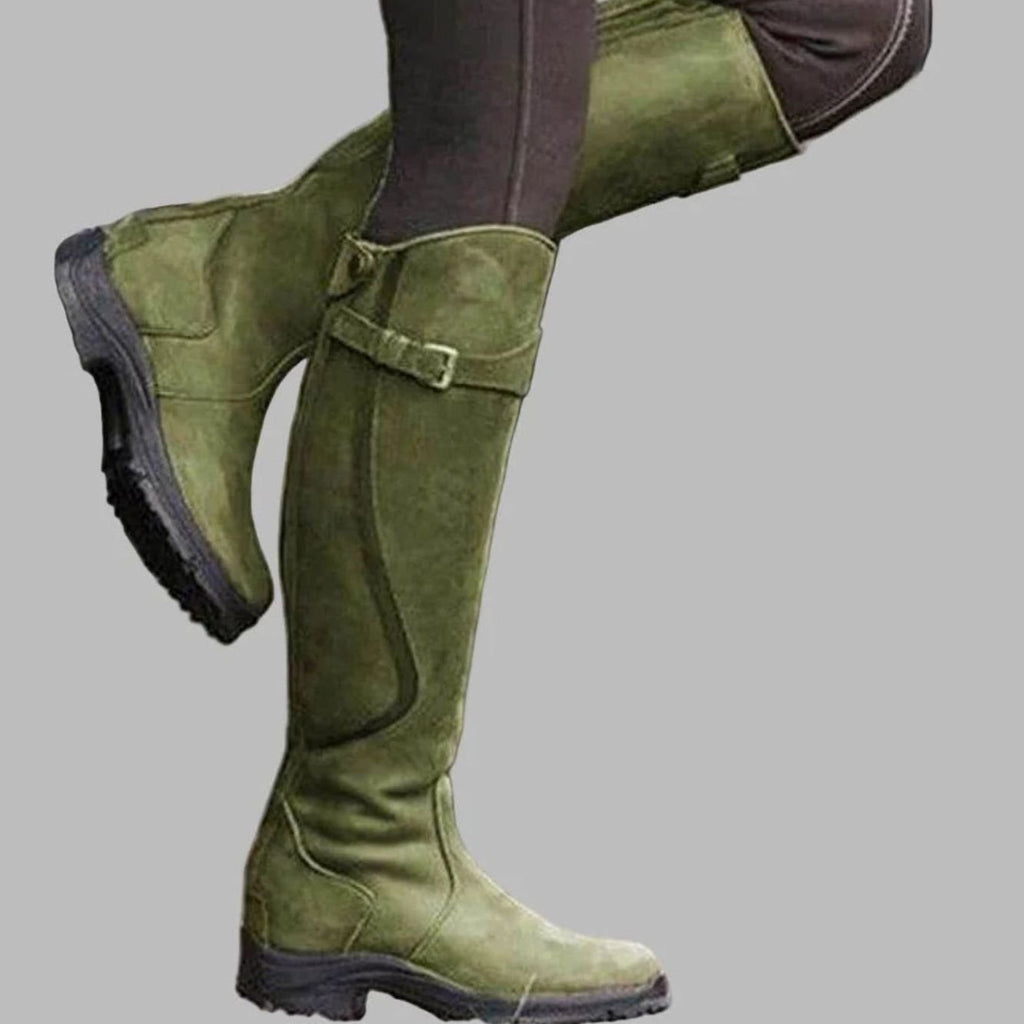 Mujer luciendo botas ortopédicas altas de cuero combinadas con look casual