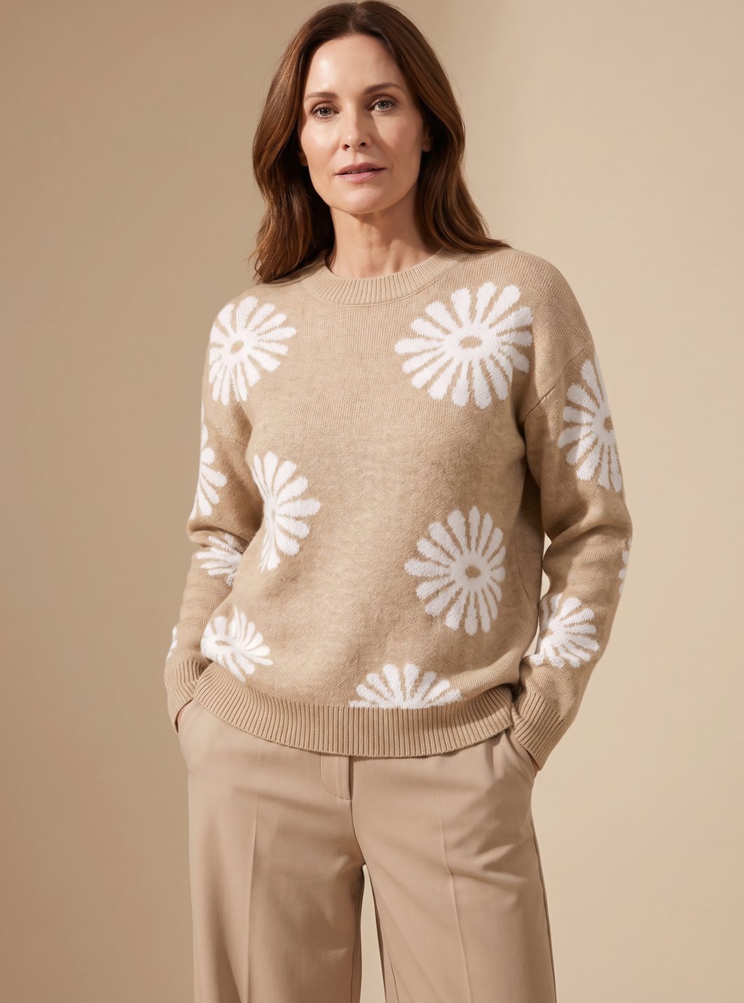 Jersey de punto con flores visto de espaldas, mostrando el corte relajado