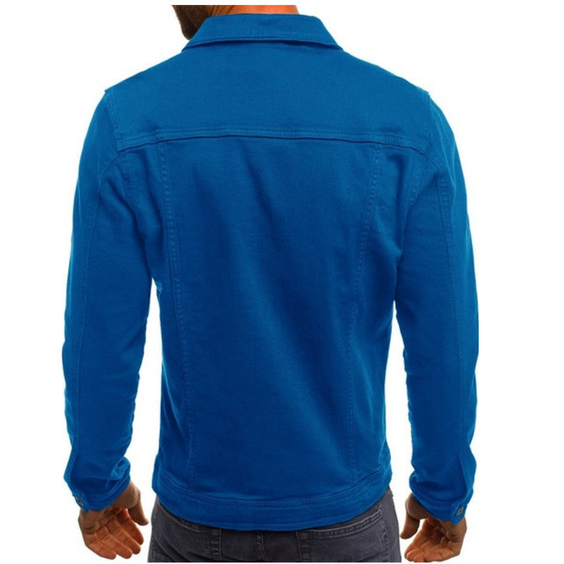 Modelo luciendo la chaqueta vaquera Kellan de ajuste relajado