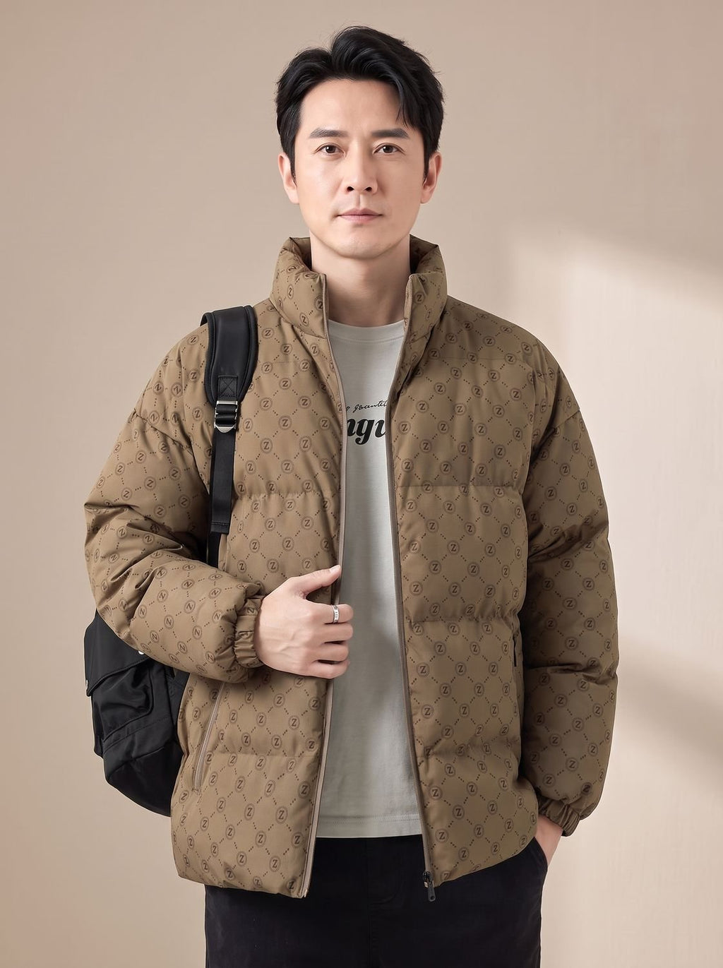 Vista frontal completa de la chaqueta acolchada estampada para hombre