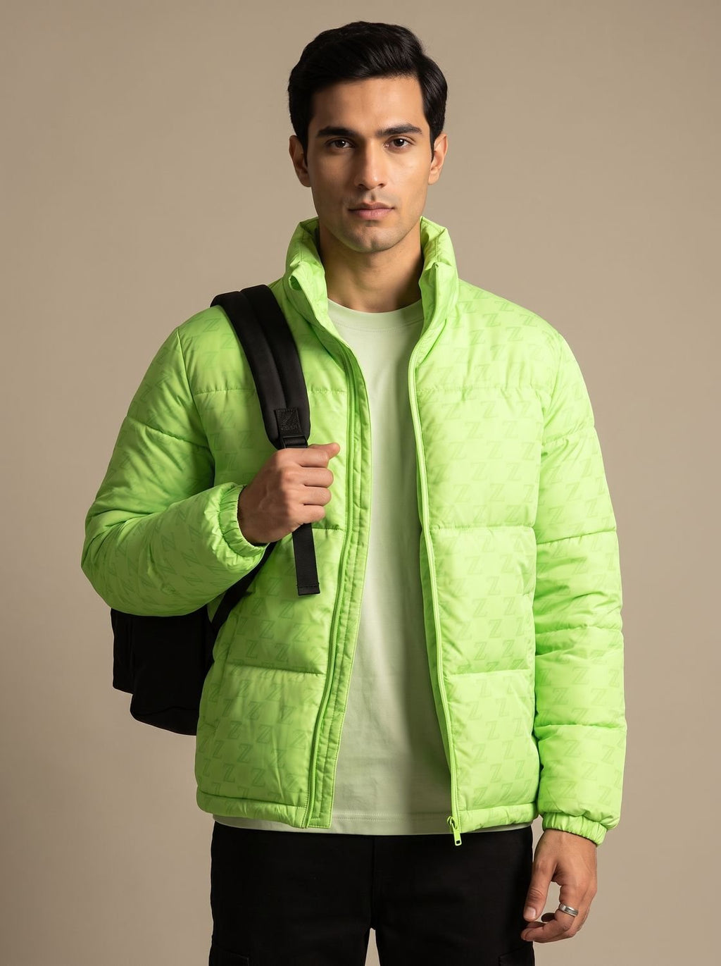 Modelo luciendo la chaqueta acolchada en un entorno urbano