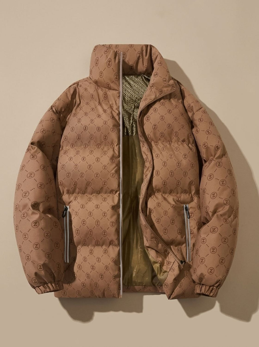 Vista trasera de la chaqueta acolchada con cuello alto