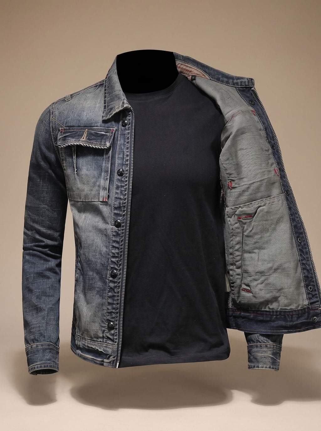 Detalle del cuello solapa y cremallera de la cazadora vaquera Marlon
